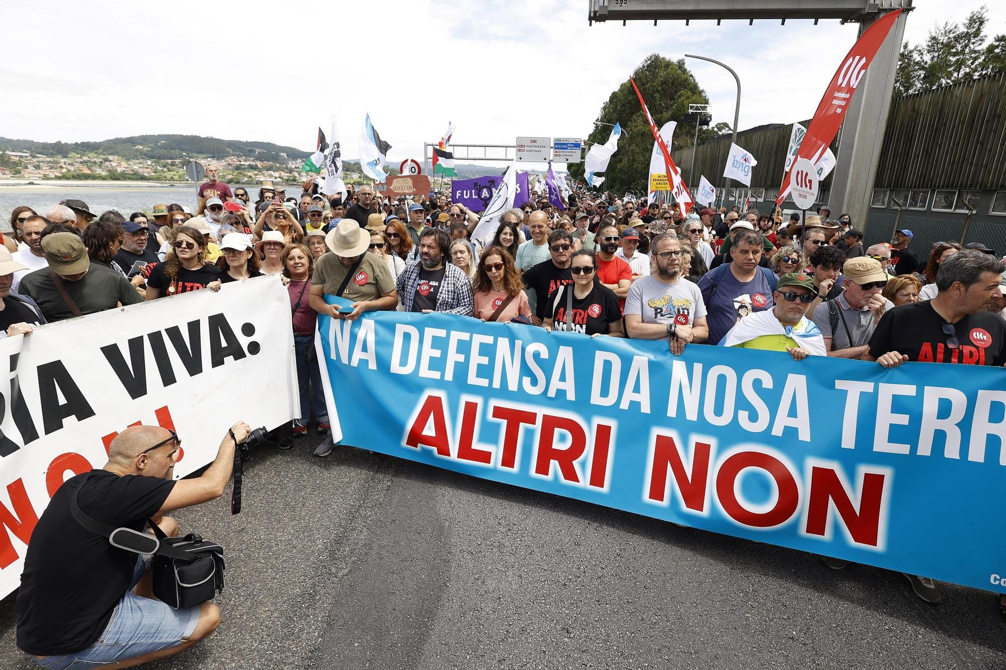 Miles de gallegos marchan de Pontevedra hasta Lourizán en protesta por las celulosas de Ence y Altri