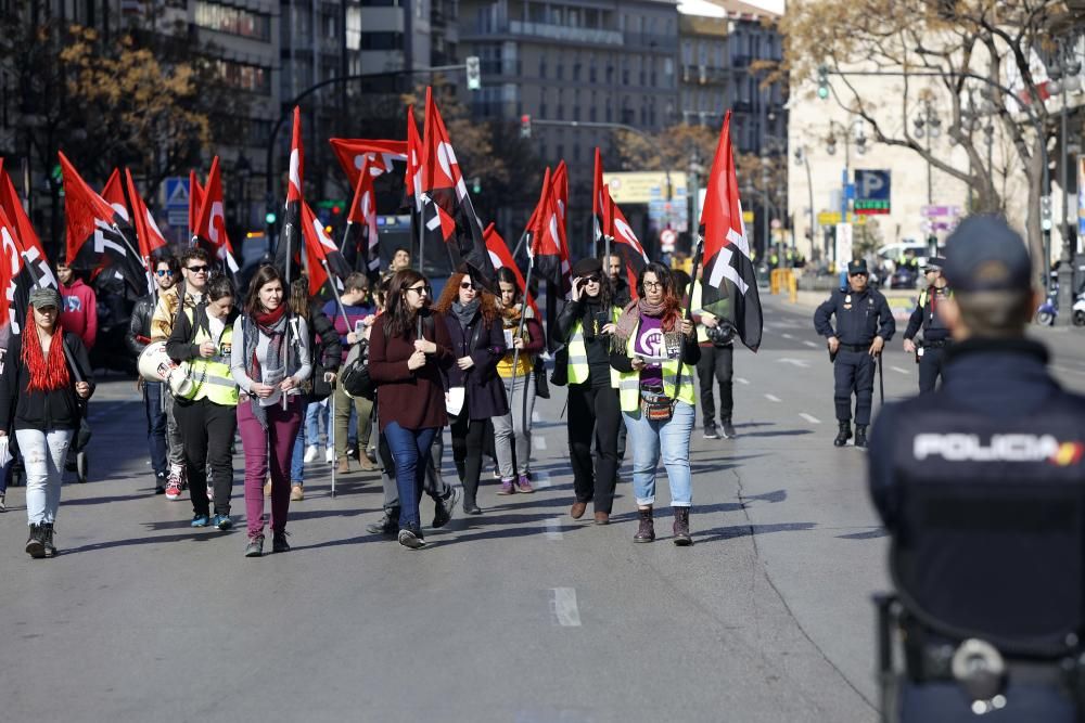 Manifestantes recorren la calle Colón.