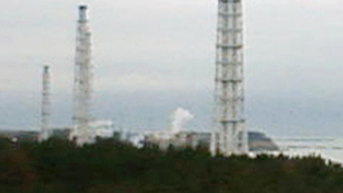 Una columna de humo blanco se eleva de la central nuclear de Fukushima, este martes.