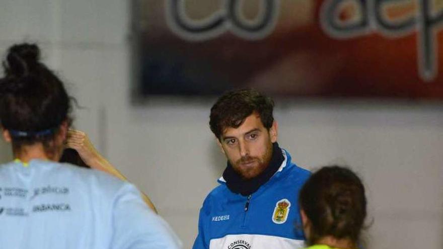 Jorge Basanta dando indicaciones durante un entrenamiento. // G. S.