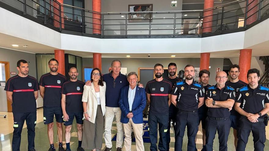 Bertín Osborne visita a los policías y bomberos de Oviedo antes de su concierto en La Ería: "Quedó contento y sorprendido con las instalaciones"