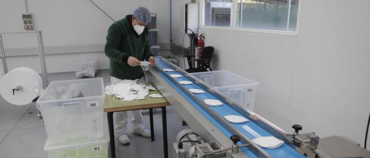 Un operario, en las instalaciones de la planta de mascarillas de Argame, el pasado mes de enero. | Fernando Rodríguez