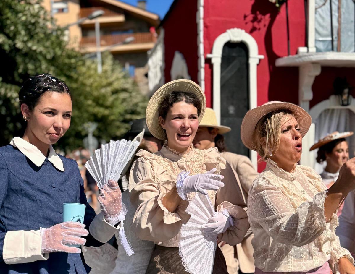 La desfilada de carrosses llueix a Puigcerdà amb tot el seu esplendor en els 140 anys de la Festa de l'Estany La desfilada de carrosses llueix a Puigcerdà amb tot el seu esplendor en els 140 anys de la Festa de l'Estany