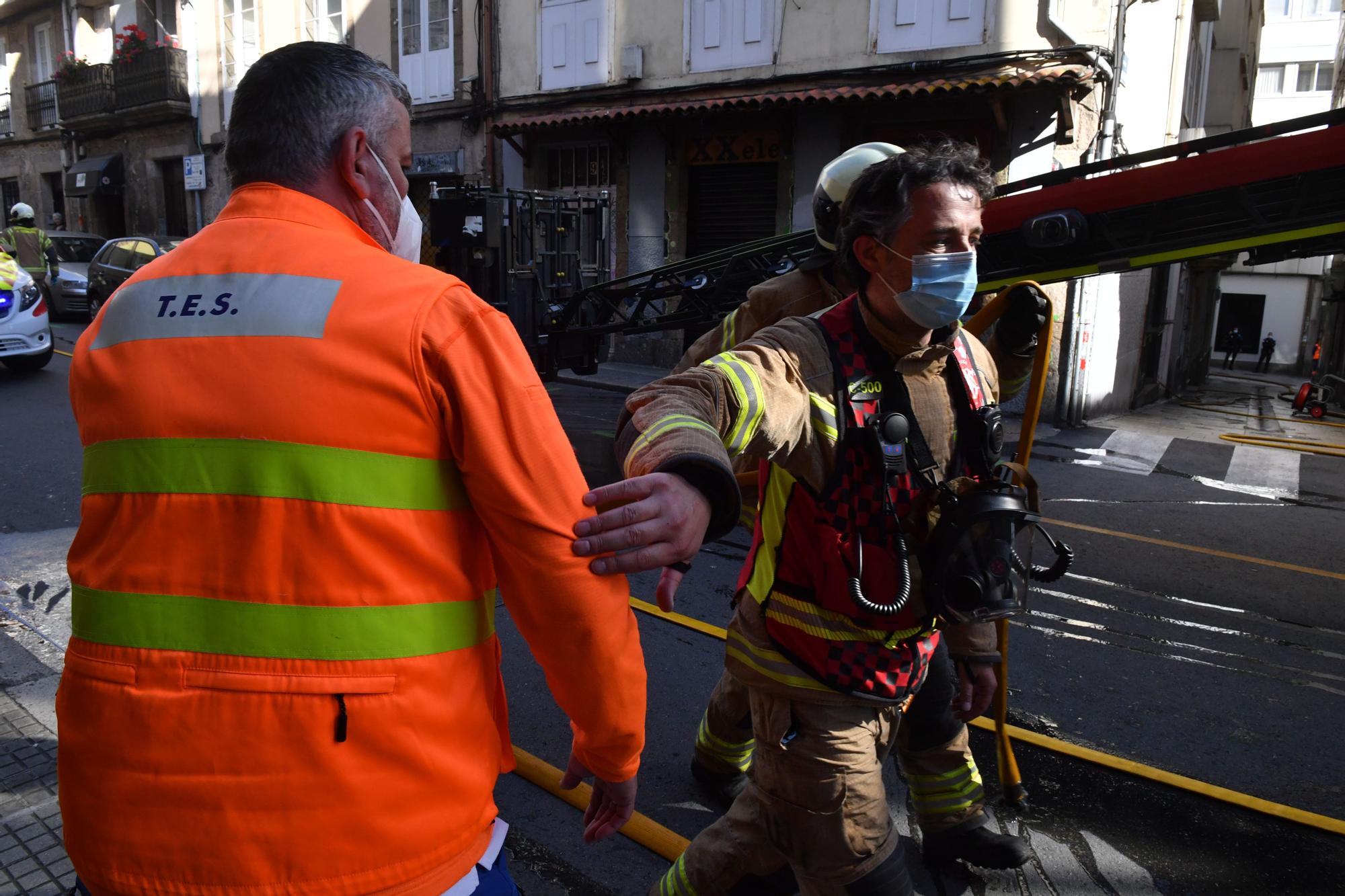 Los Bomberos sofocan un incendio en la calle Cordonería