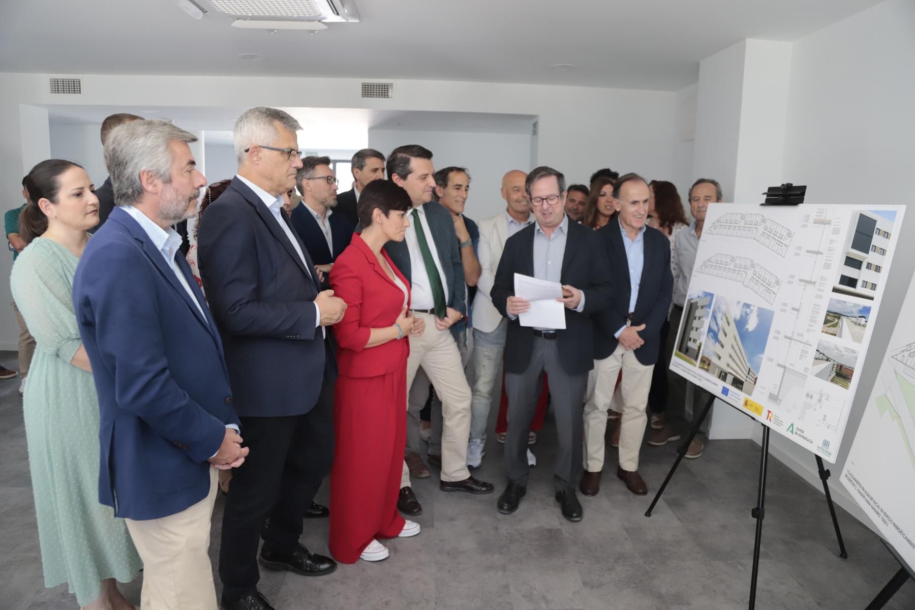 La ministra Isabel Rodríguez visita las viviendas de alquiler de mayores de Sama Naharro