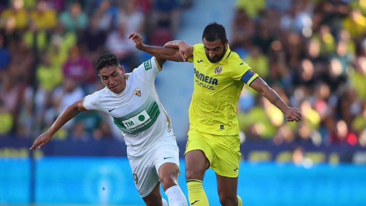 Ponce lucha por un balón con Albiol, durante el partido del pasado domingo frente al Villarreal