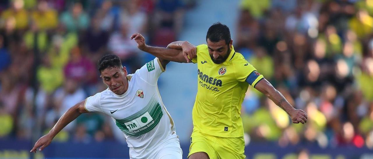 Ponce lucha por un balón con Albiol, durante el partido del pasado domingo frente al Villarreal