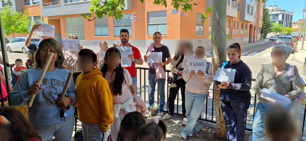 Concentración de las familias y los alumnos en el CEIP Octavus, este miércoles.