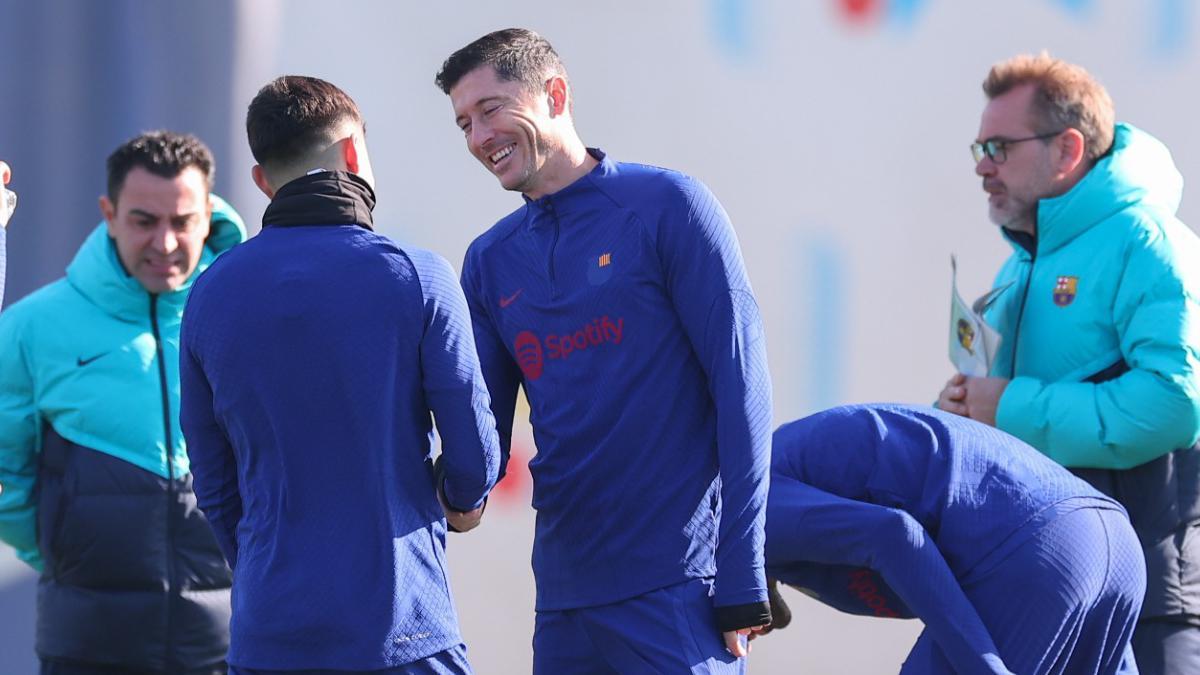 Lewandowski y Pedri en el entrenamiento previo al partido ante el Sevilla en el Spotify