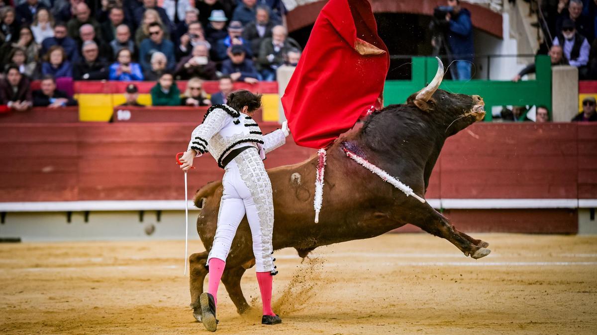 Tomás Rufo defiende su feudo de Castellón con tres orejas y Roca Rey lo acompaña a hombros