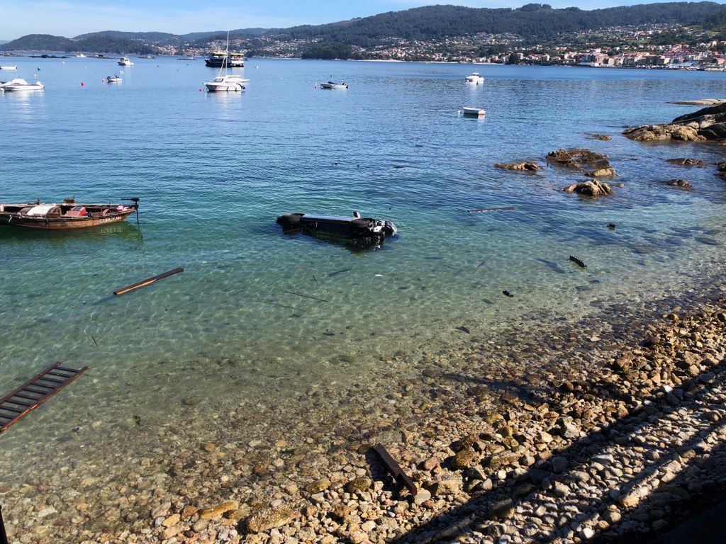 Herido tras caer con su coche al agua en Bueu