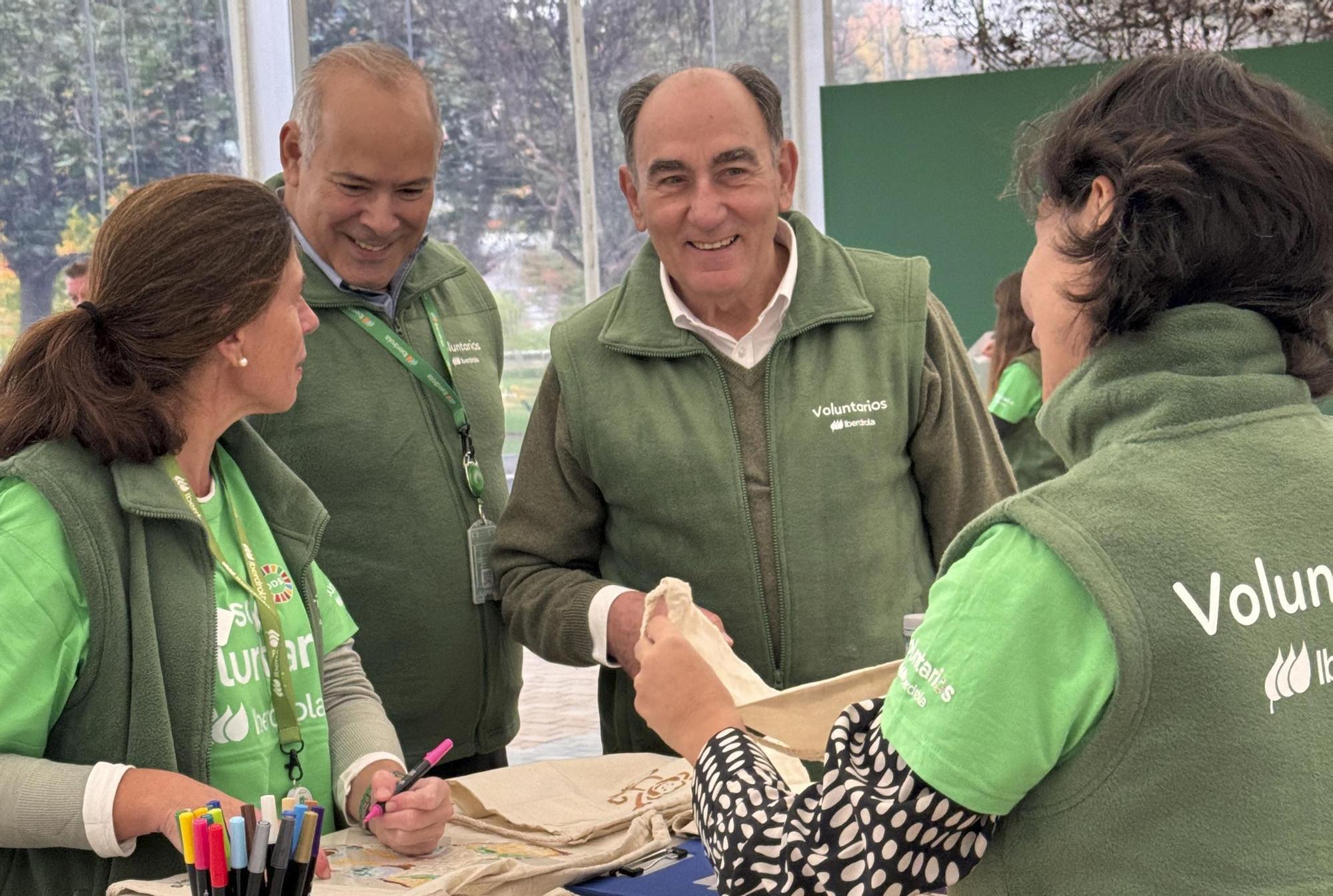 El presidente de Iberdrola Ignacio Galan junto a voluntarios de la compañía.