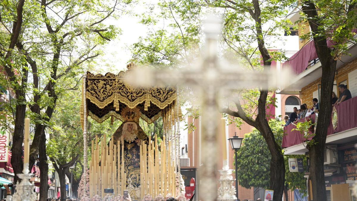 Martes Santo 2025: Tradición y Fe en Sevilla y Granada