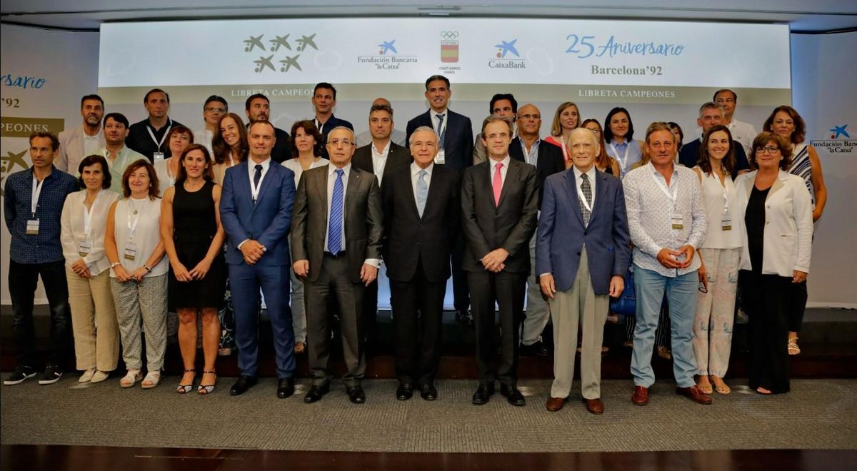 El presidente de la Fundación La Caixa, Isidro Fainé (centro), junto al presidente del COE, Alejandro Blanco, y varios de los deportistas que recibieron la Libreta Campeones, en un acto de 2017.