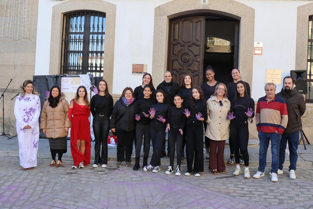 Foto de familia en Arroyo de la Luz.