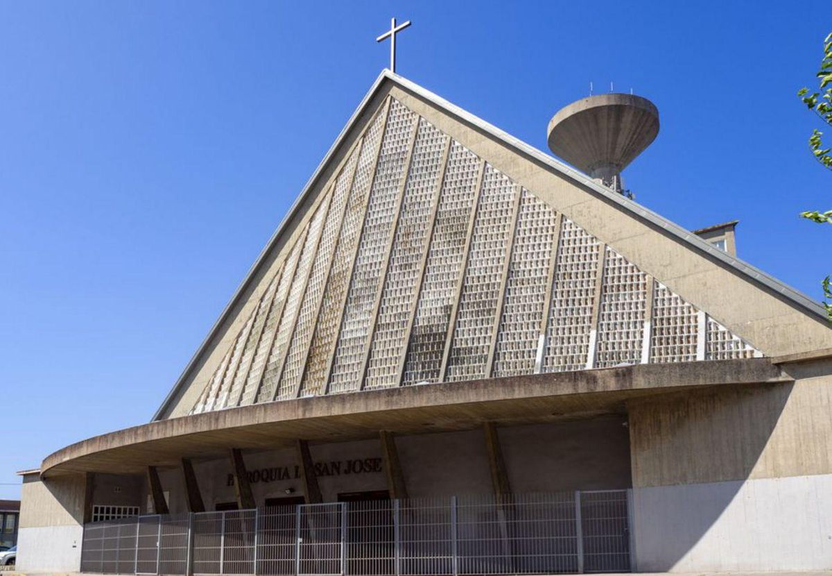 Iglesia de San José. Jacobo Rodríguez-Losada Trulock, 1968. Ubicada en un lugar de complicado relieve, la forma triangular representa la Santísima Trinidad y la parte posterior, la quilla invertida de un barco.