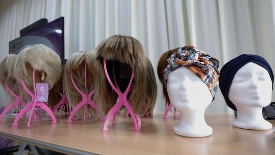 Detalle de pelucas y pañuelos en una actividad del Día Mundial Contra el Cáncer.