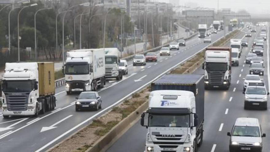 Camiones circulando por la V-30 a su paso por València.