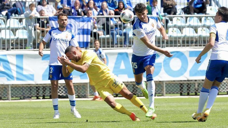 Ander Vitoria cae dentro del área del Deportivo Aragón.