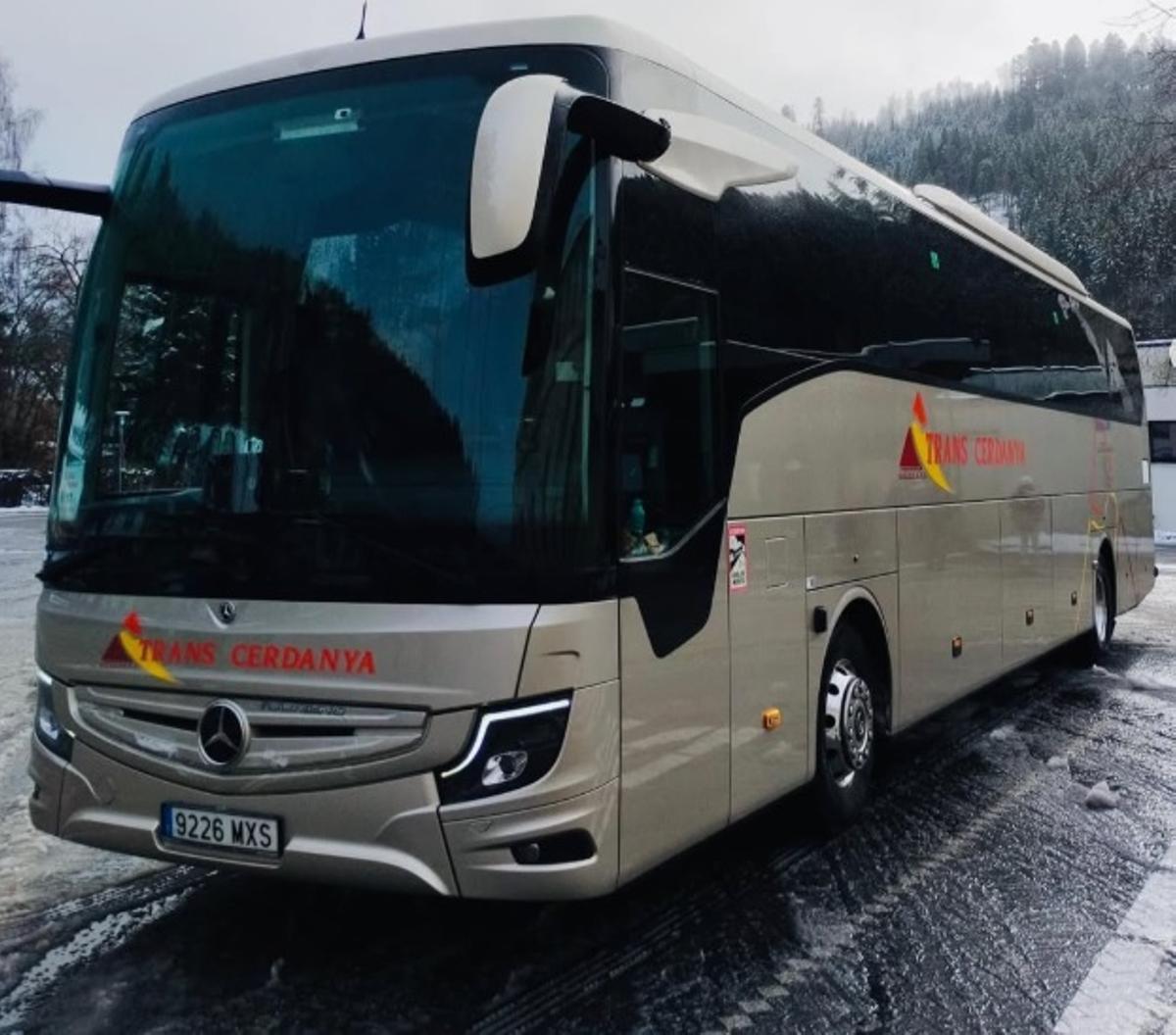 El Bus Blanc aparcata a les pistes d'esquí