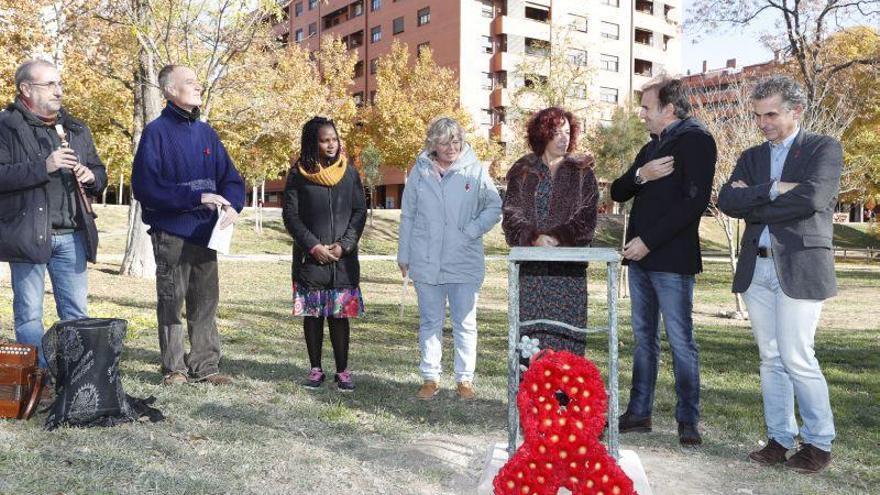 Zaragoza recuerda a los fallecidos por el sida con una placa