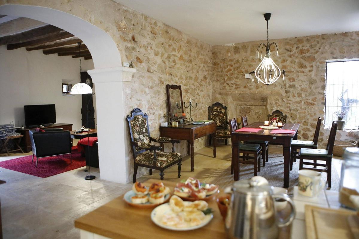 Blick auf den Wohn- und Essbereich der Wohnung „Almendro“. Die Architektur und der Stil der Finca soll erhalten bleiben.