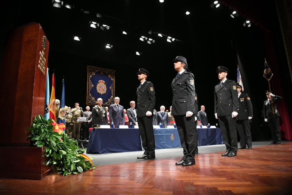 El acto institucional, en el Teatro Rosalía de Castro, ha sido presidido por el Delegado del Gobierno en Galicia.