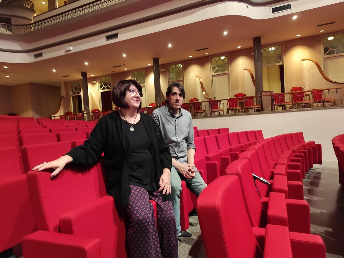 La regidora de Cultura, Mariona Seguranyes, i el codirector del festival, Xavier Valentí, aquest dimecres al matí a la platea del Teatre de Figueres.