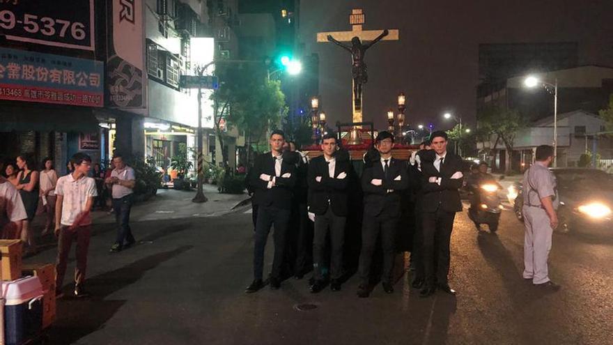 Un momento de la procesión por las calles de Taiwan.