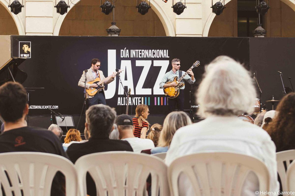 El JazzDay Alicante toma la plaza del Ayuntamiento en una tarde de ritmo y talento