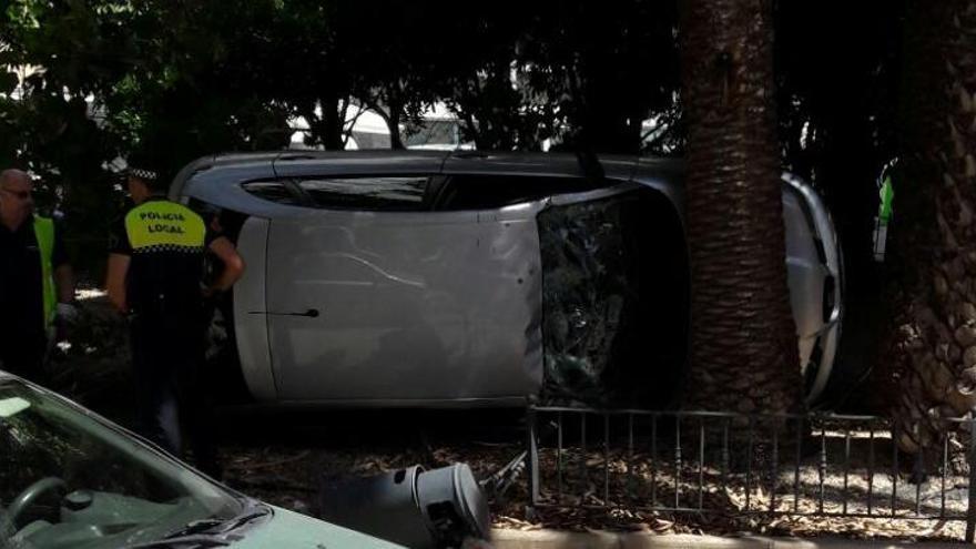 Un herido leve al volcar su coche y acabar dentro de un parque