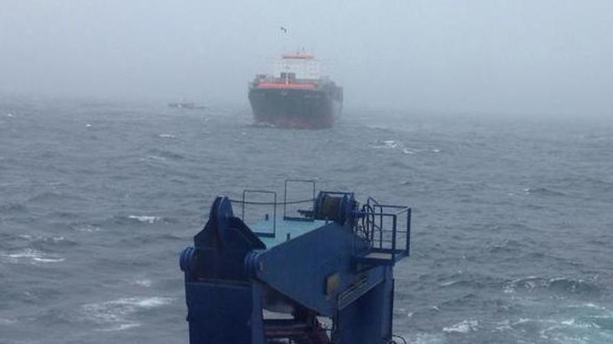 Salvamento Marítimo remolca al MSC Ajaccio al puerto de A Coruña.