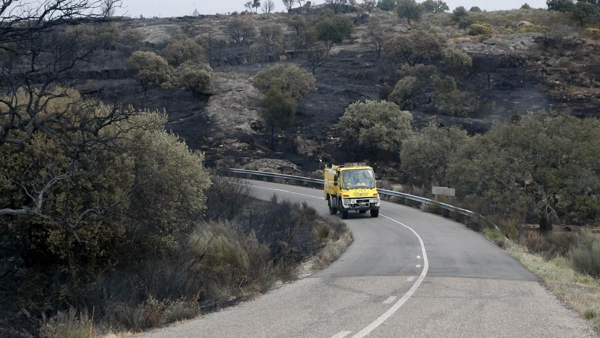Una carroceta en el incendio de los Arribes del Duero en 2017