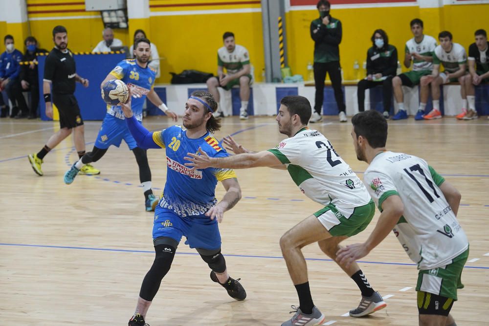 Empat en el derbi gironí d''handbol.