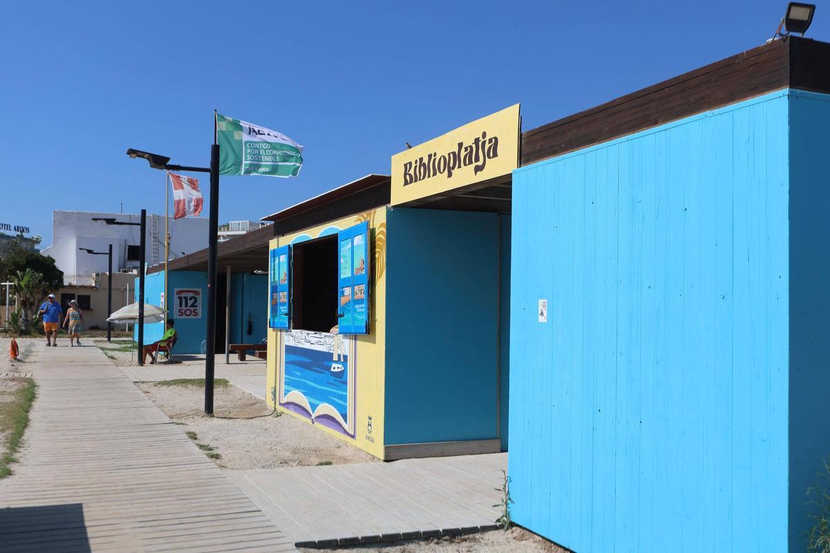 La biblioplatja en el paseo de Talamanca.