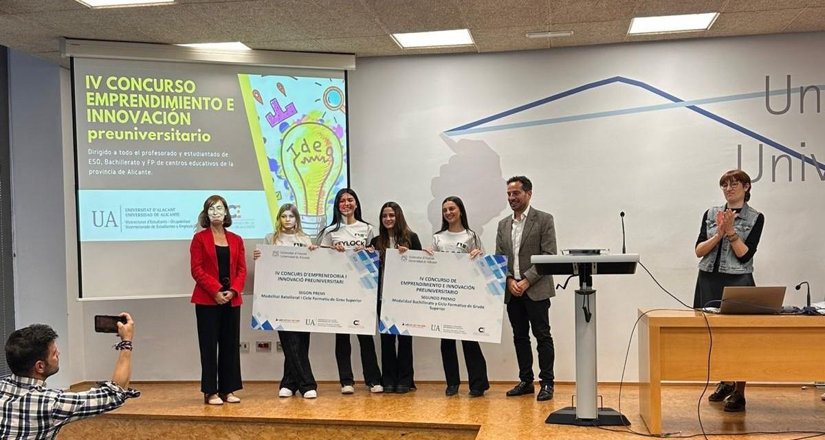 Momento en el que las alumnas reciben el segundo premio de este concurso preuniversitario
