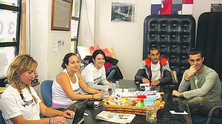 Trabajadores de Venturo XXI durante una de las jornadas de encierro en el ayuntamiento de San Martín.