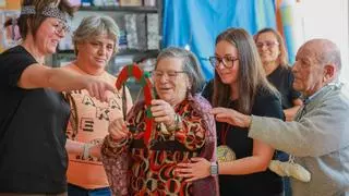 El centro de día de Vilagarcía celebra su 14 aniversario con un viaje al pasado y actividades especiales