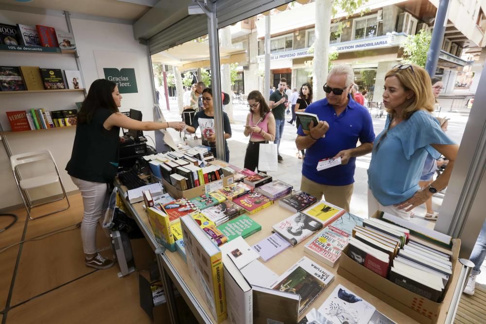 Ambiente del sábado en la Feria del Libro de Murcia