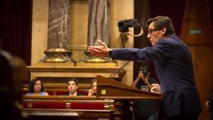 El líder del PSC, Salvador Illa, en una intervención en el pleno del Parlament