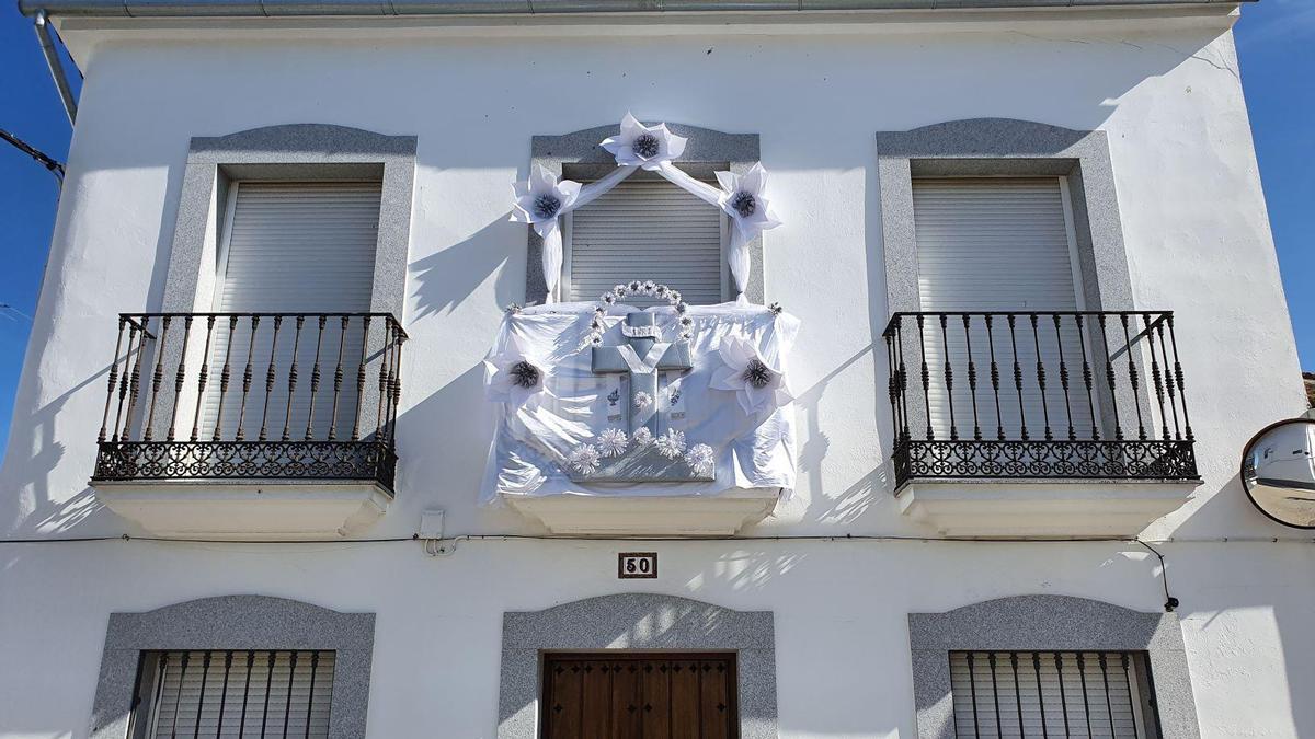 El Ayuntamiento de Añora repite el formato de las cruces en los balcones -  Diario Córdoba