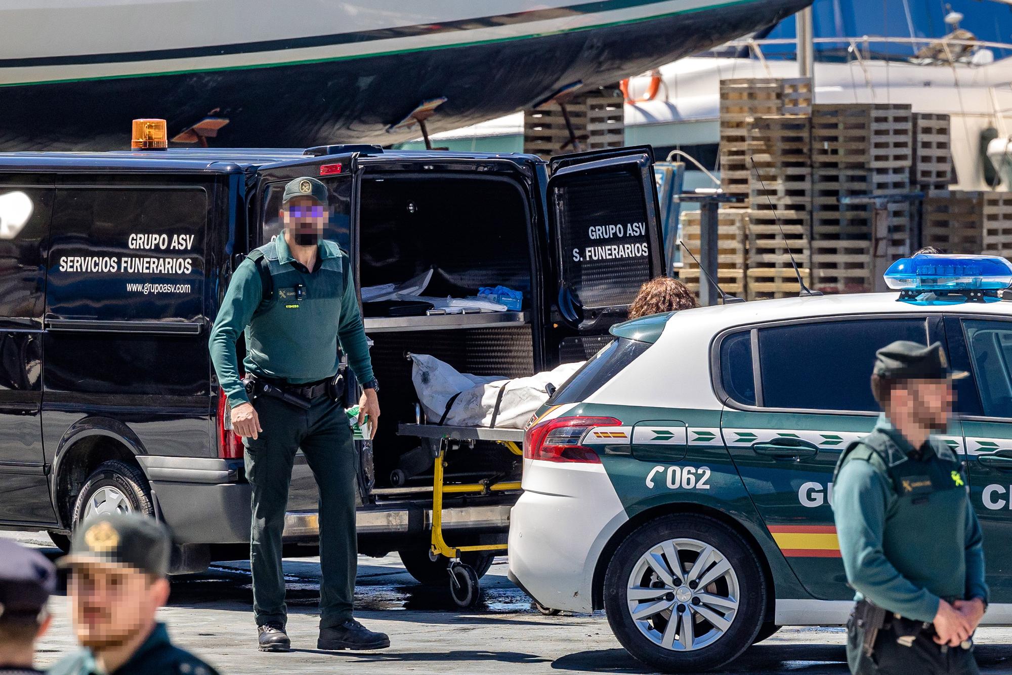 Traslado del cuerpo de uno de los desaparecidos en Calp.