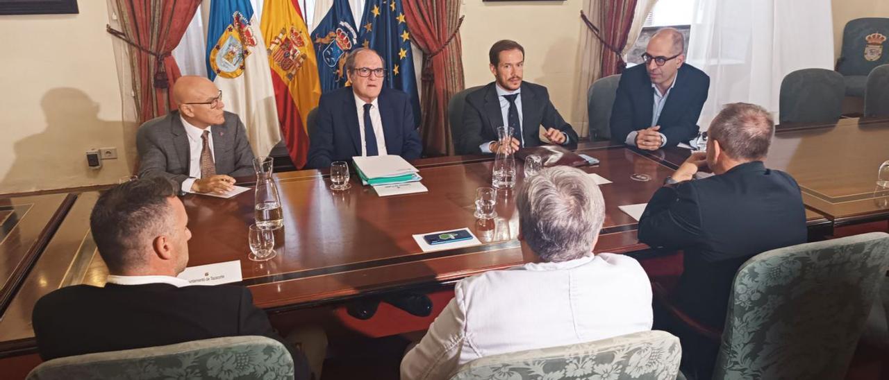 Gabilondo (c), flanqueado por el Diputado del Común, Rafael Yanes (i), y el presidente del Cabildo, Mariano H. Zapata.