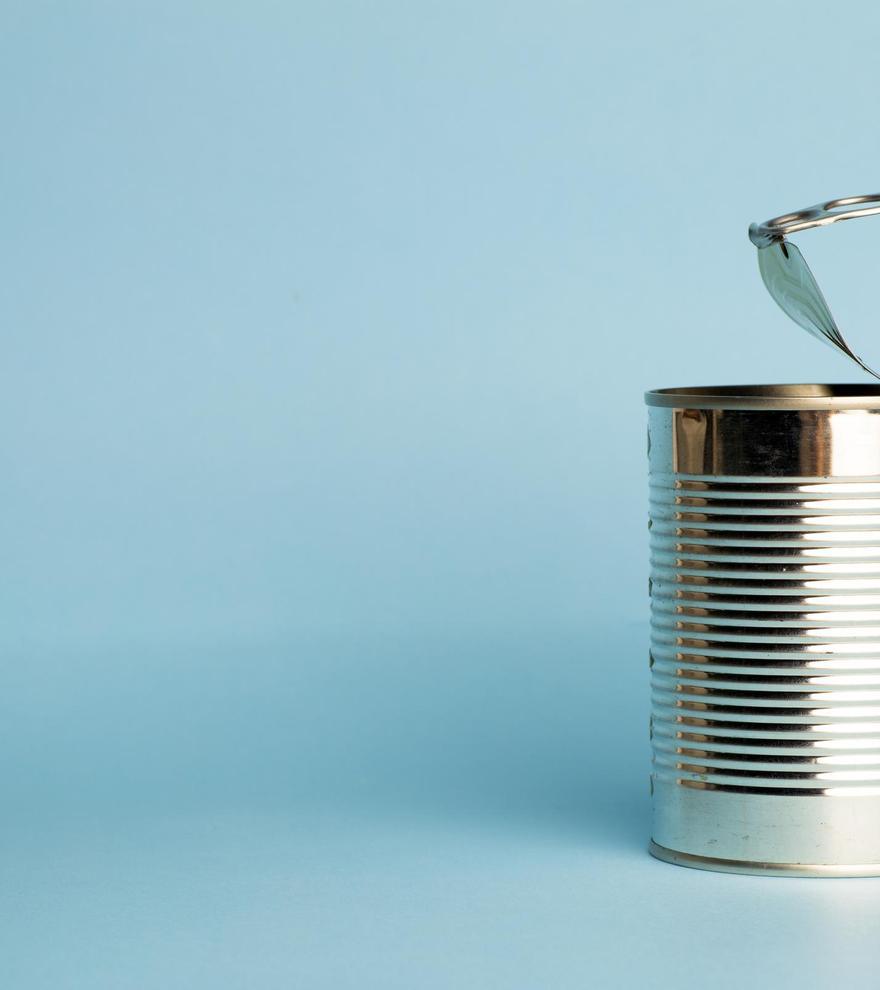 Una cuchara en la lata de refresco: el ingenioso método para abrirla que nadie conoce que te sacará de un apuro en cualquier parte