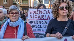 Concentración contra la violencia vicaria por el asesinato de una vecina del Prat del Llobregat de 43 años y de sus dos hijos de 8 años, presuntamente a manos de su marido.