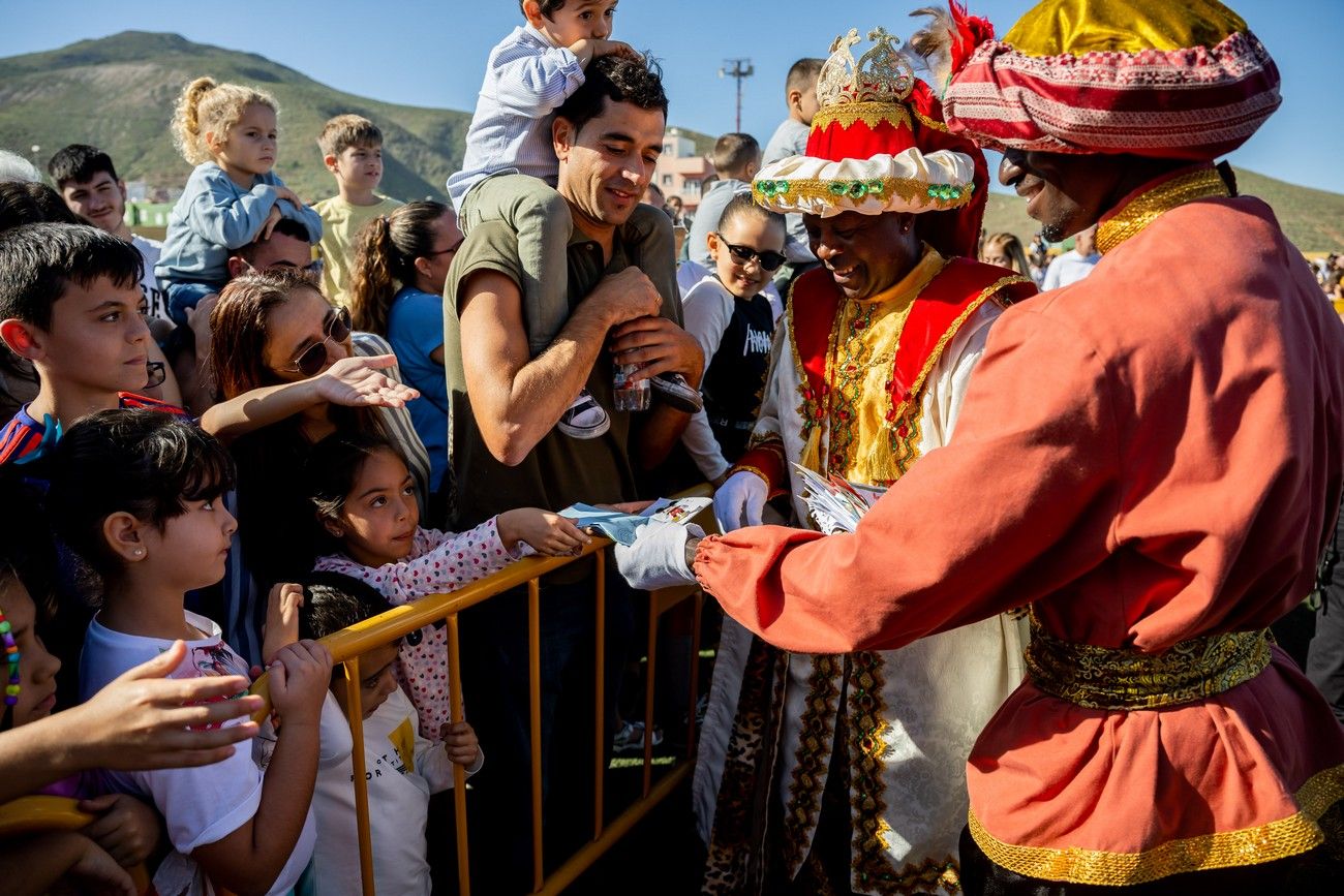 Miles de personas llenan de ilusión el Estadio de Barrial en la llegada de los Reyes Magos