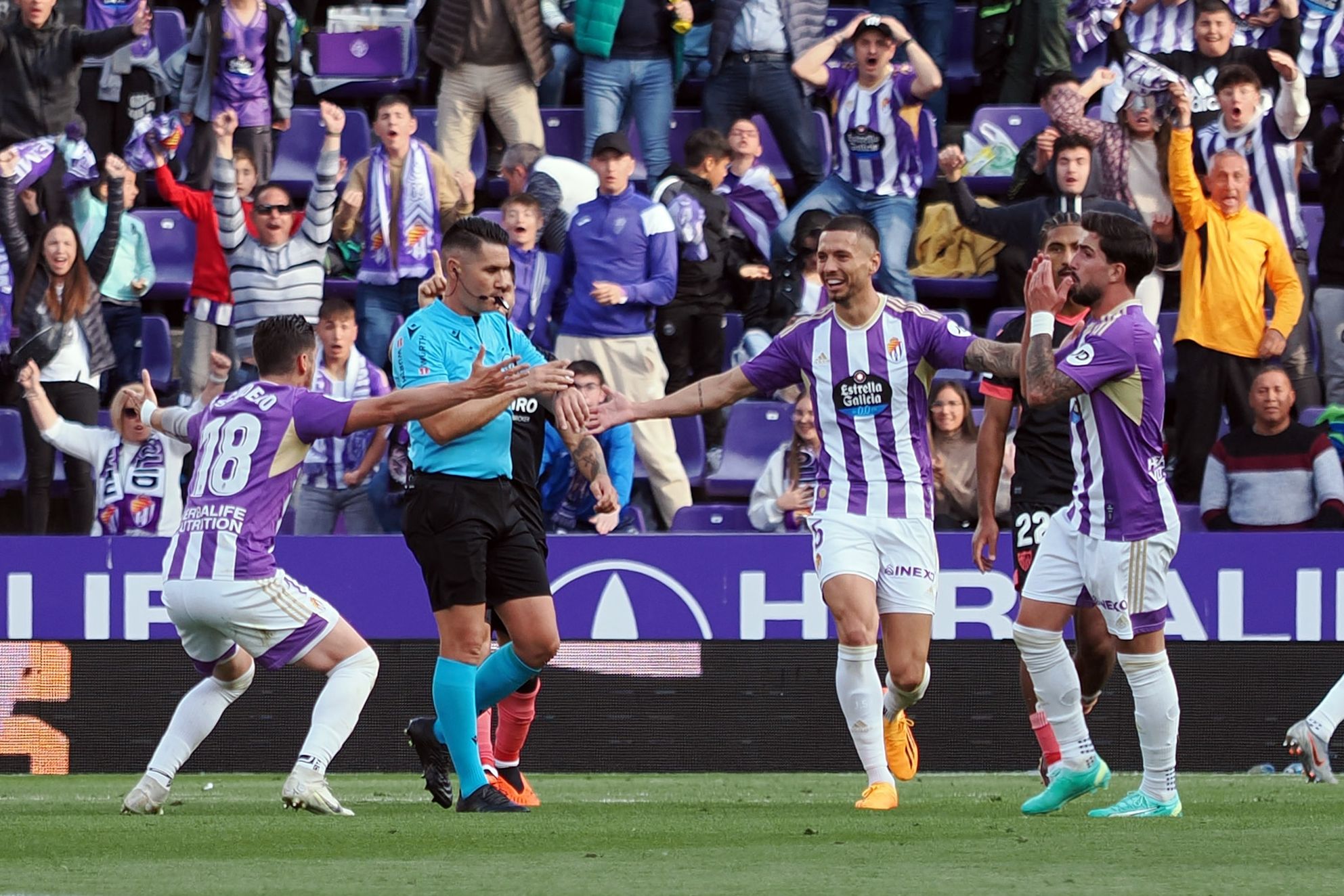 Ortiz Arias, durante el Valladolid-Sevilla, tras pitar el descanso instantes antes de que los locales marcaran un gol.