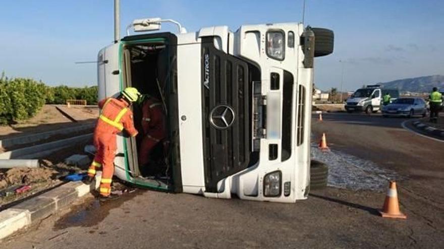 Accidente Un herido   al volcar un camión   en Guadassuar