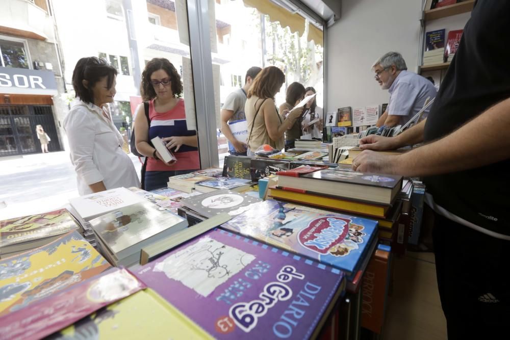 Ambiente del sábado en la Feria del Libro de Murcia