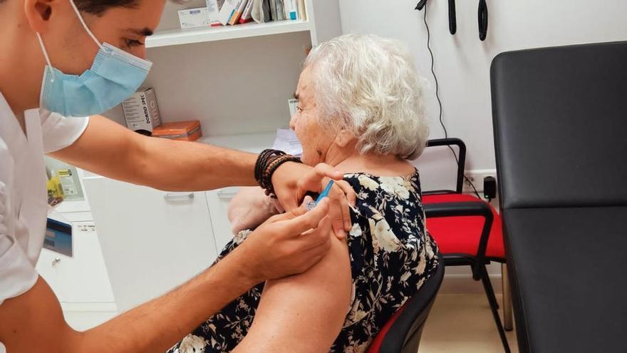Jornada extra de vacunación contra el covid y la gripe el sábado en el área de salud de Alicante